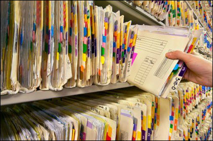 В бумажном делопроизводстве то или иное дело физически объединяет "бумаги" по определенным признакам